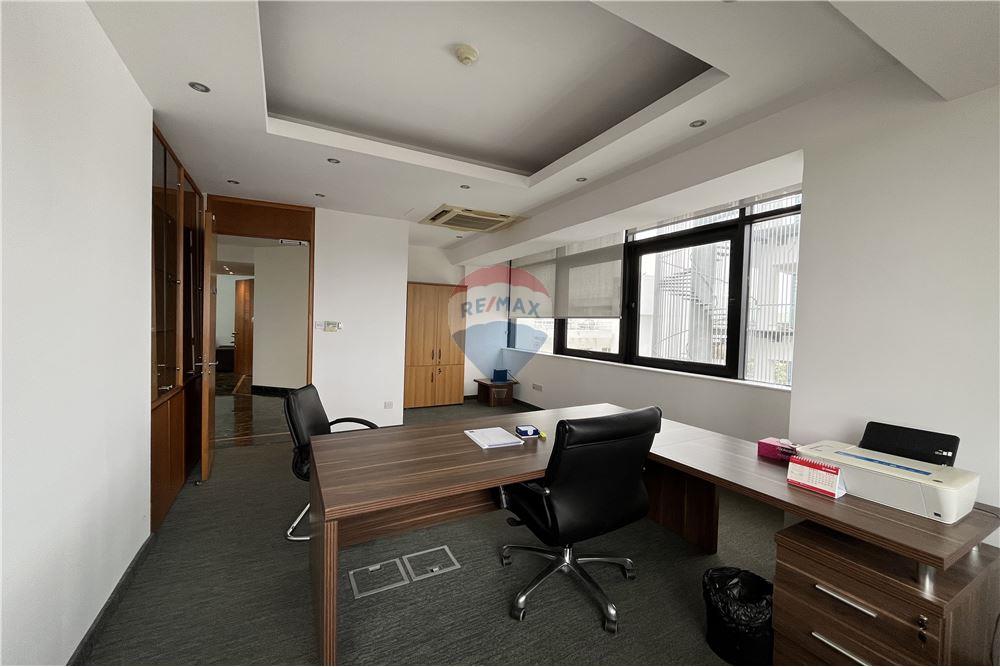 Whole Floor Office of 297 sqm in City Center - Mehr