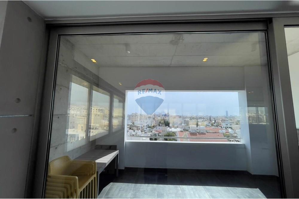 196 m² Modern Office near the Highway - Więcej