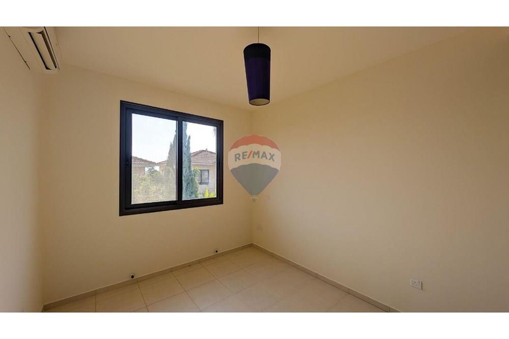 Detached House with Swimming Pool in Oroklini - Fler