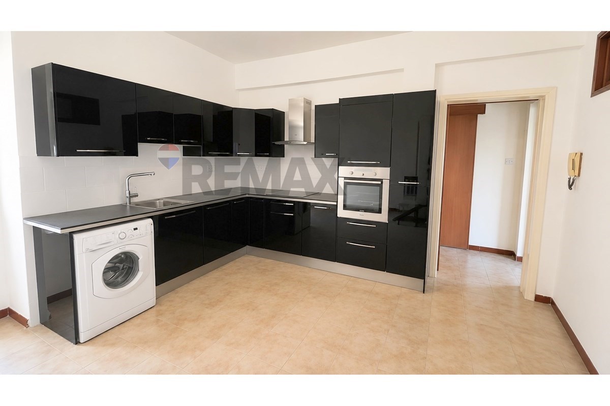 3-Bedroom Apartment in Petrou & Pavlou - Widok 6