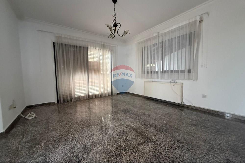 5 Bedroom Detached House in Strovolos - Widok 2