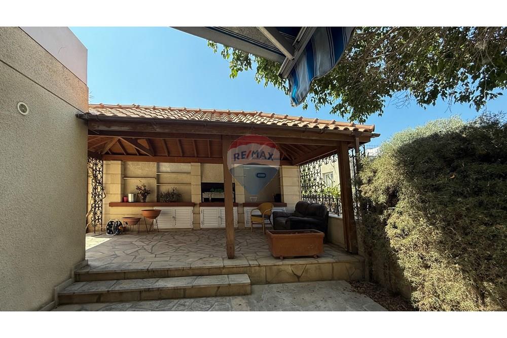 560 m² Mixed Use Property on 671 m² plot - Meer
