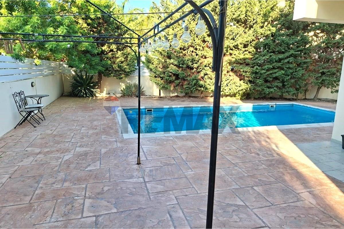 4-Bed Villa with Pool Next to the Beach - Widok 4
