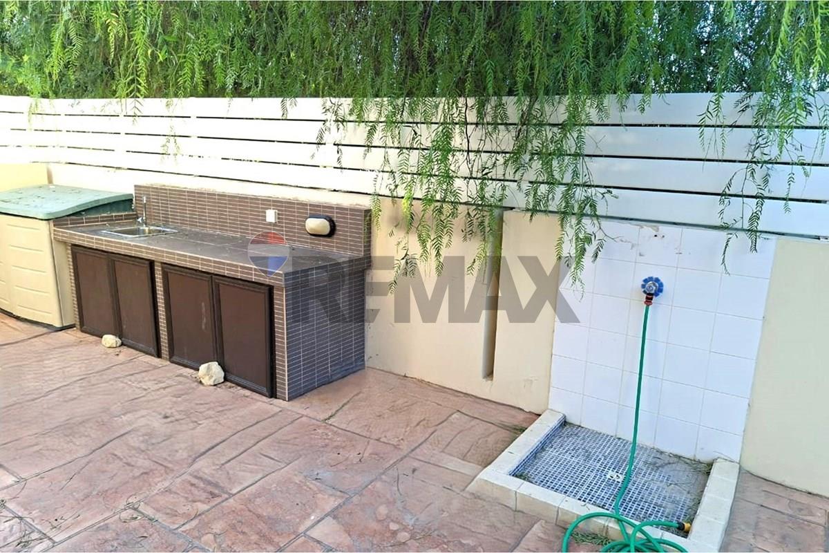 4-Bed Villa with Pool Next to the Beach - Widok 3