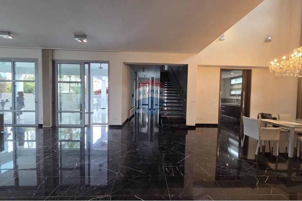 Luxury Villa 5+1 Bedroom in Lakatamia - Widok 2