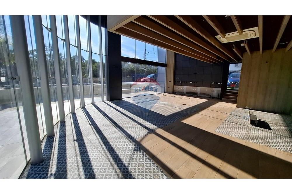 Shop of 157 sqm in Limassol