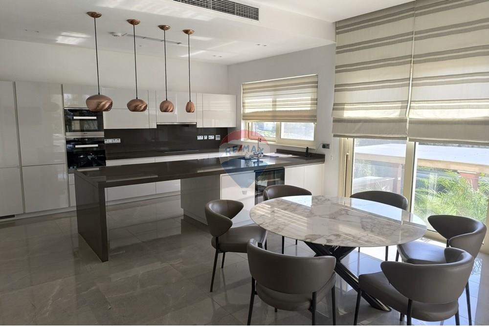 4-Bedroom Sea-View Villa in Germasogeia Hills - Aanzicht 2