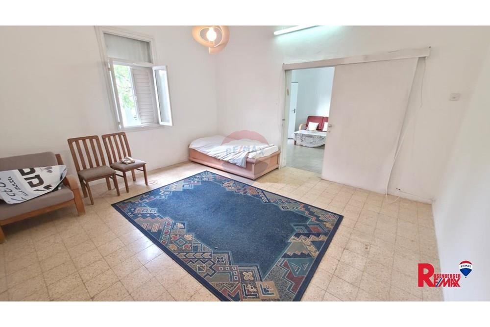 Apartment for Sale in אזור - Image 4