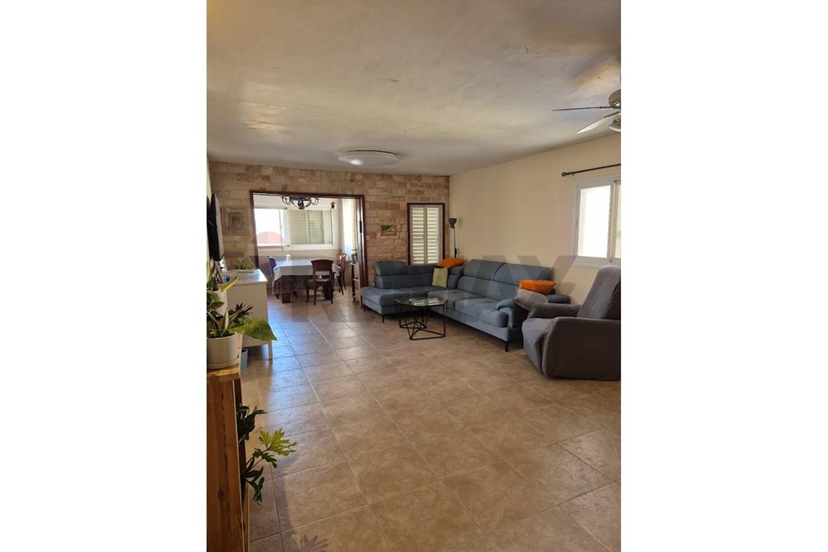 Apartment for Sale in Ma'ale Adumim - Image 2