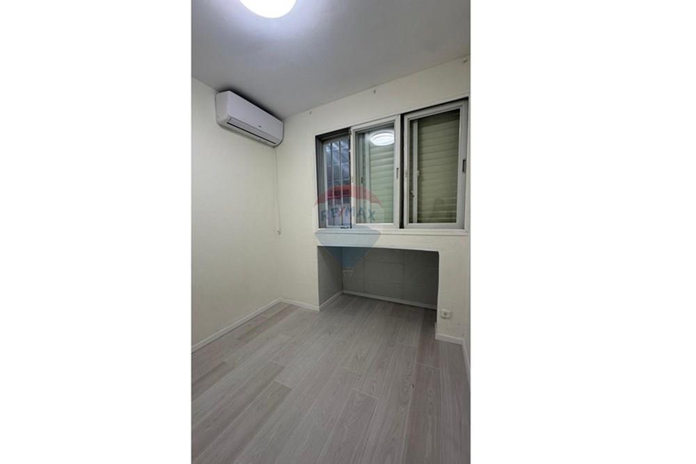 Apartment for Sale in Holon - Image 5