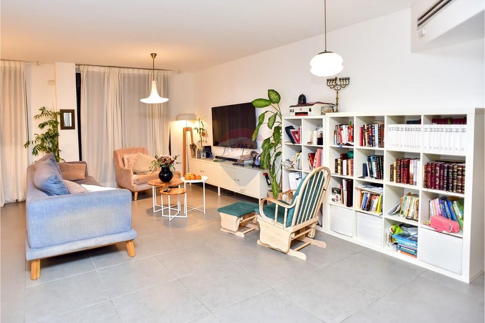 Apartment for Sale in גדרה - Image 2