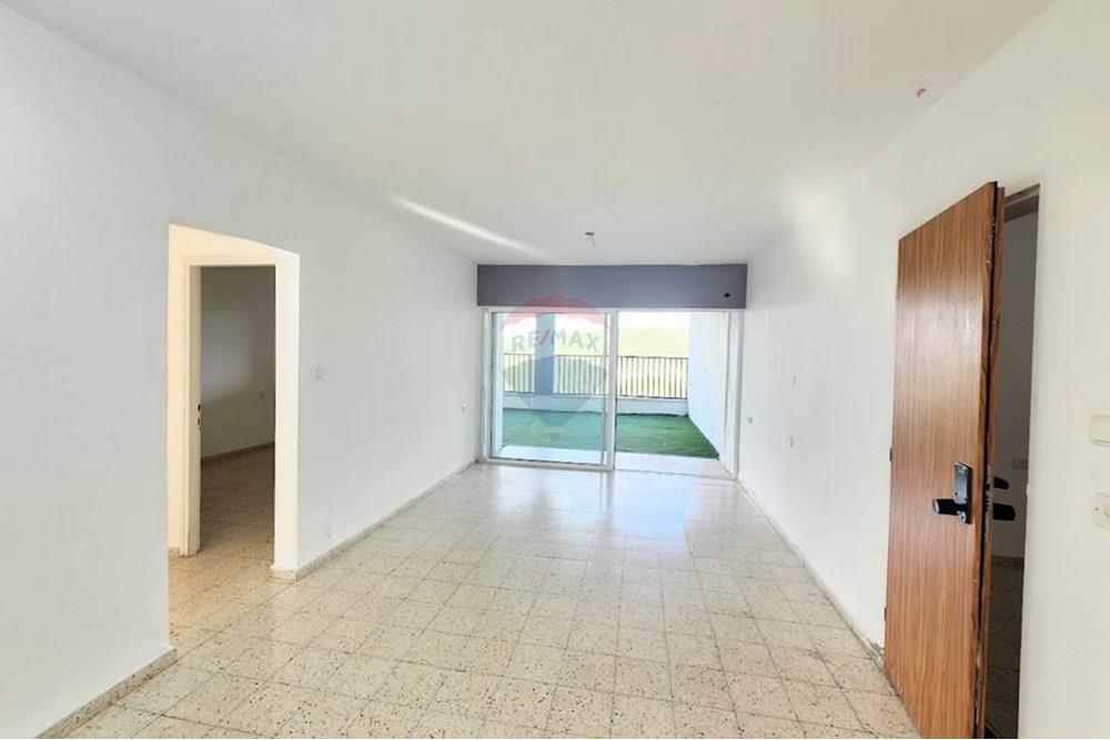 Apartment for Sale in מעלות - Image 2