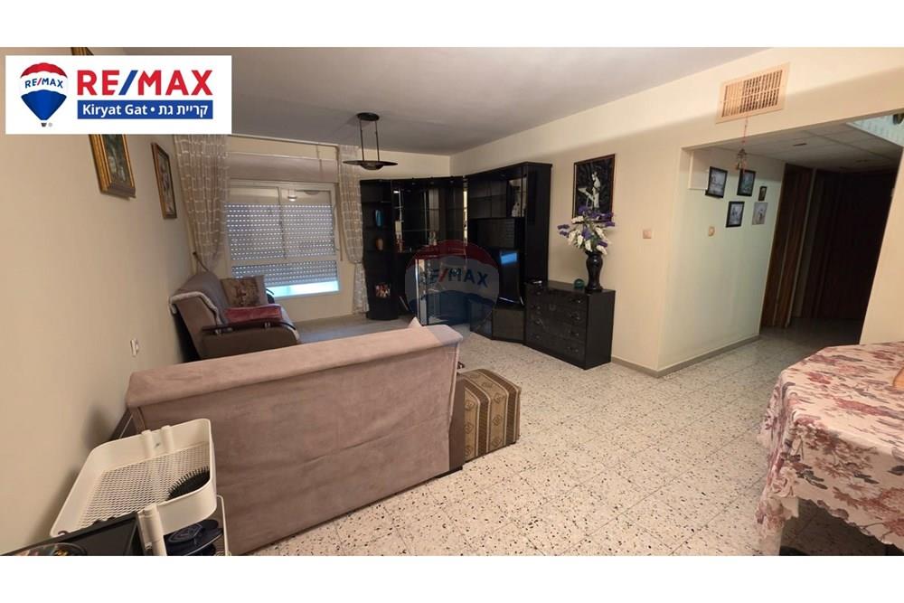 Apartment for Sale in קרית גת - Image 3