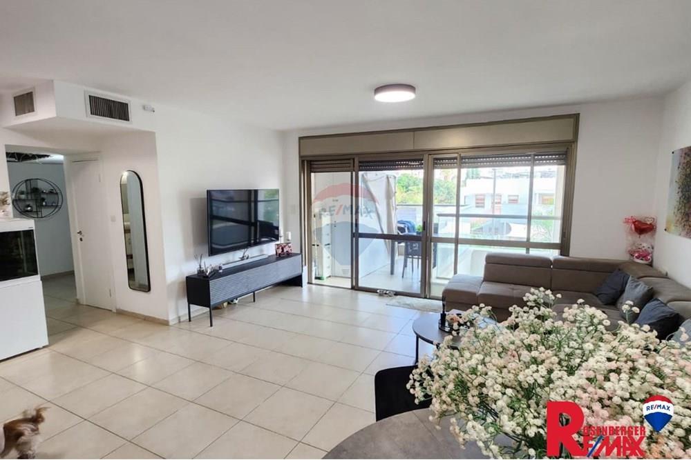 Apartment for Sale in Holon - Image 1