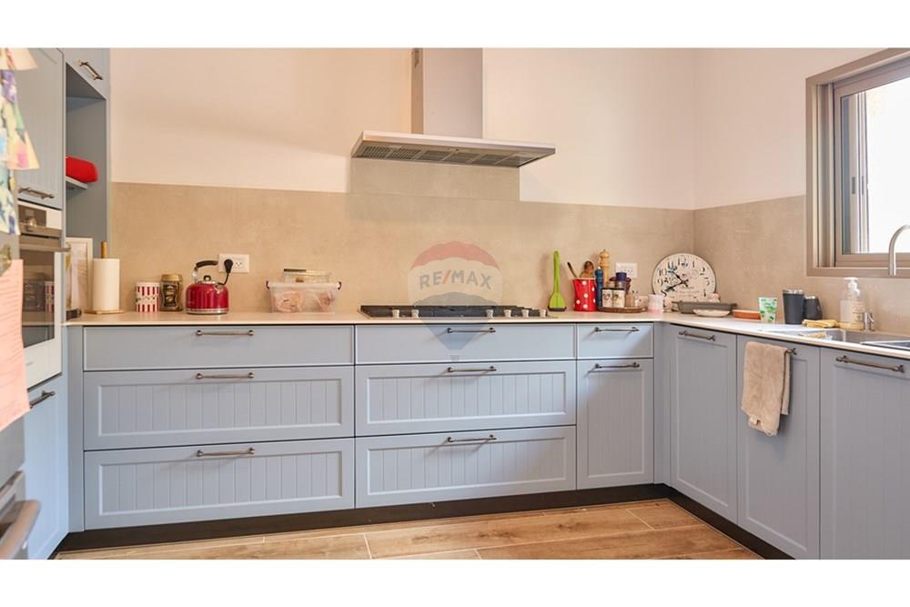 House for Sale in Rishon LeZion - Image 1