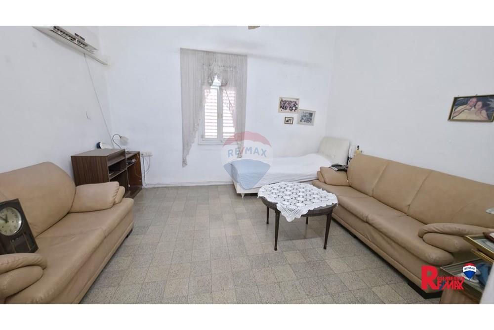 Apartment for Sale in אזור - Image 1
