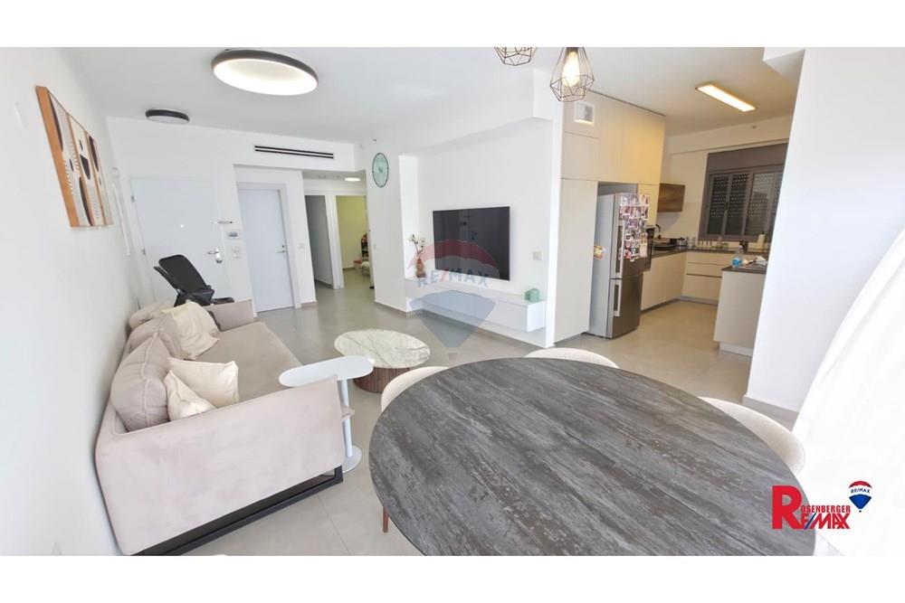 Apartment for Sale in Holon - Image 1