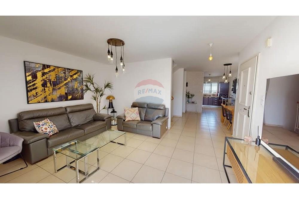 Apartment for Sale in Ma'ale Adumim - Image 1