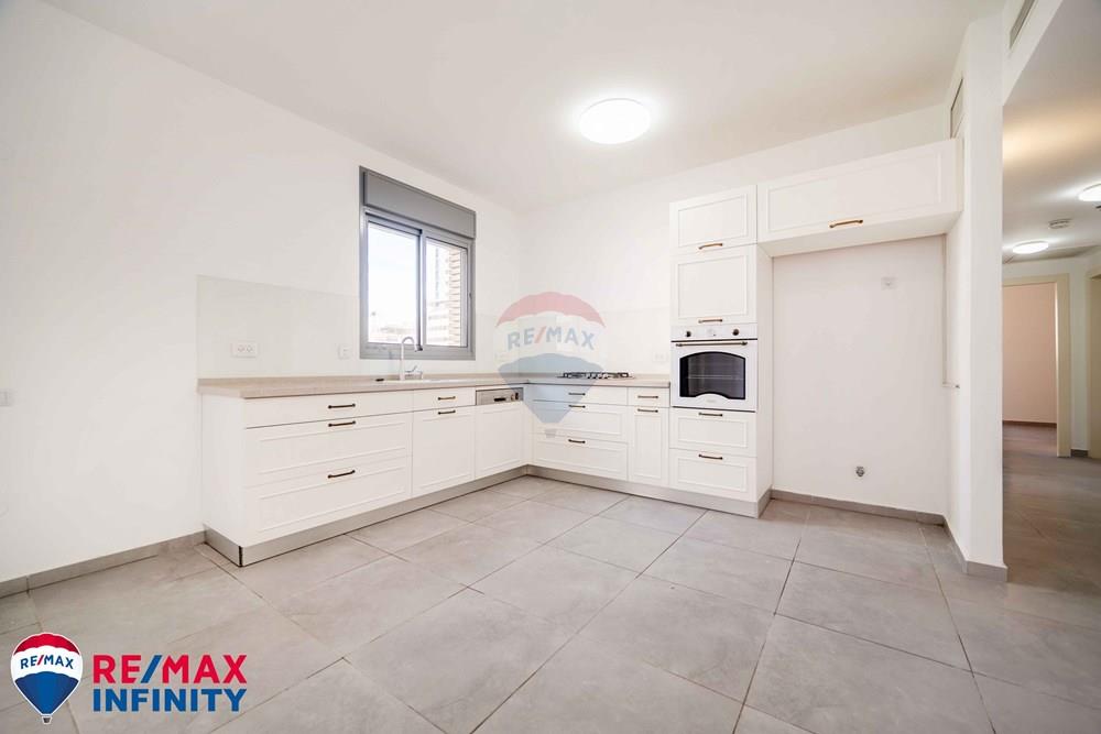 Apartment for Sale in ראש העין - Image 3