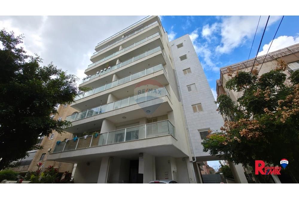 Apartment for Sale in Rishon LeZion - Image 1
