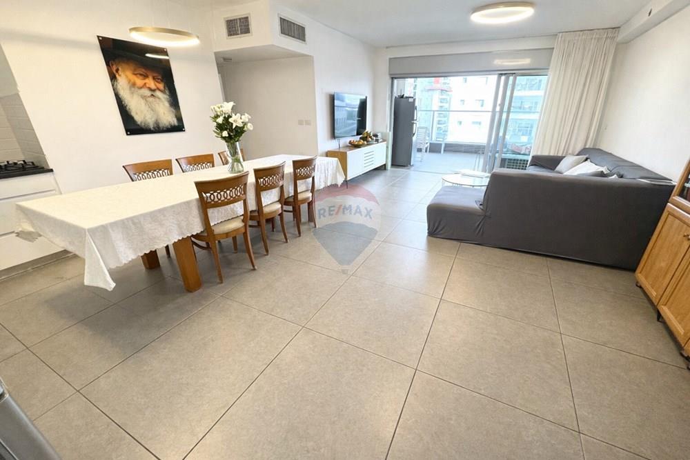 Apartment for Sale in Yehud - Image 1