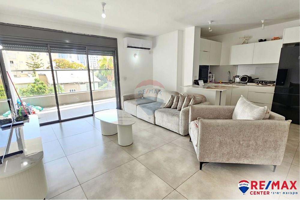 Apartment for Sale in Holon - Image 1