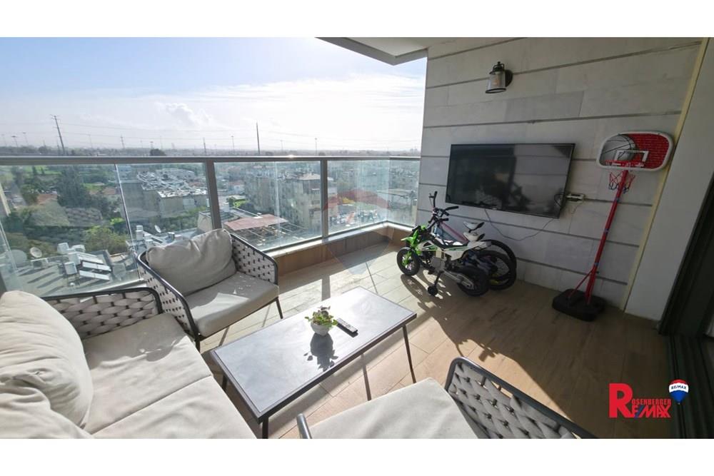 Apartment for Sale in אזור - Image 5