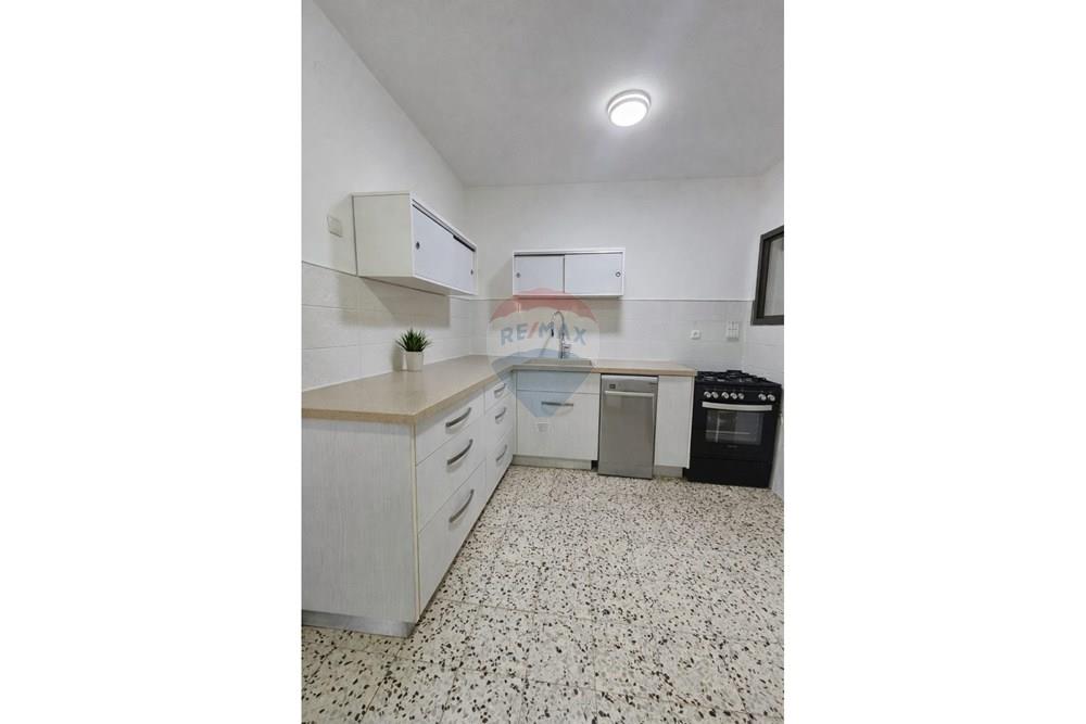 Apartment for Sale in מעלות - Image 2