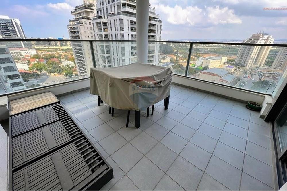Apartment for Sale in Hod HaSharon - Image 4