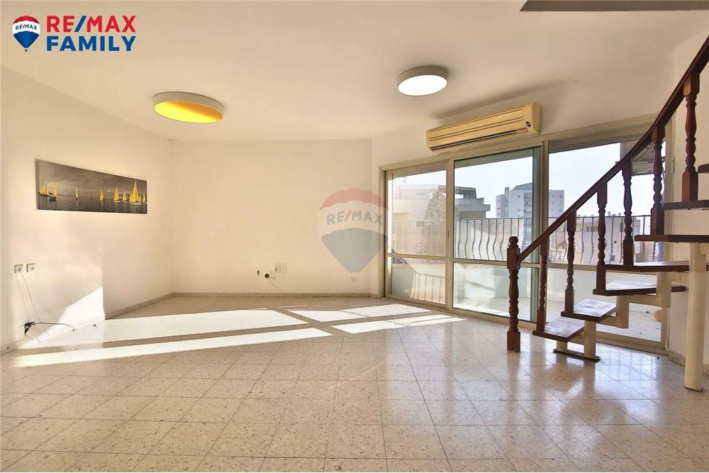 Apartment for Sale in Kiryat Yam - Image 1