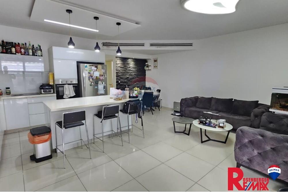Apartment for Sale in Holon - Image 1