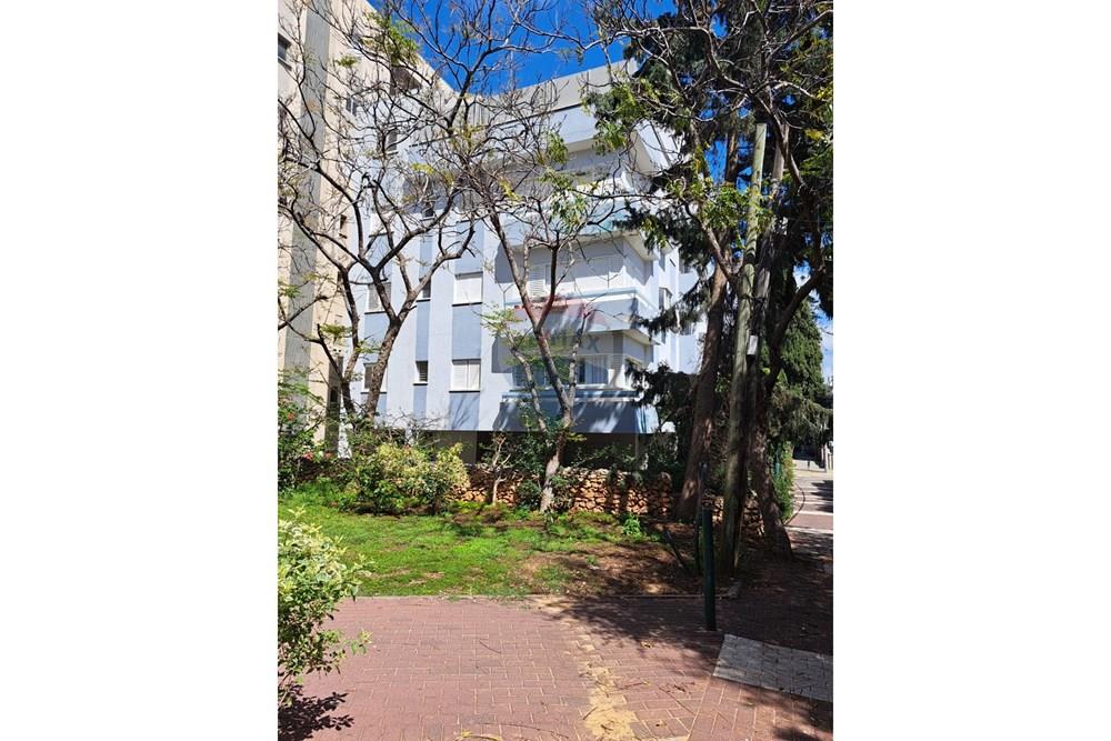 Apartment for Sale in Kfar Saba - Image 3