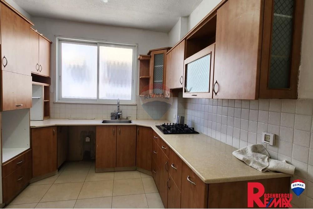 Apartment for Sale in Bnei Brak - Image 4