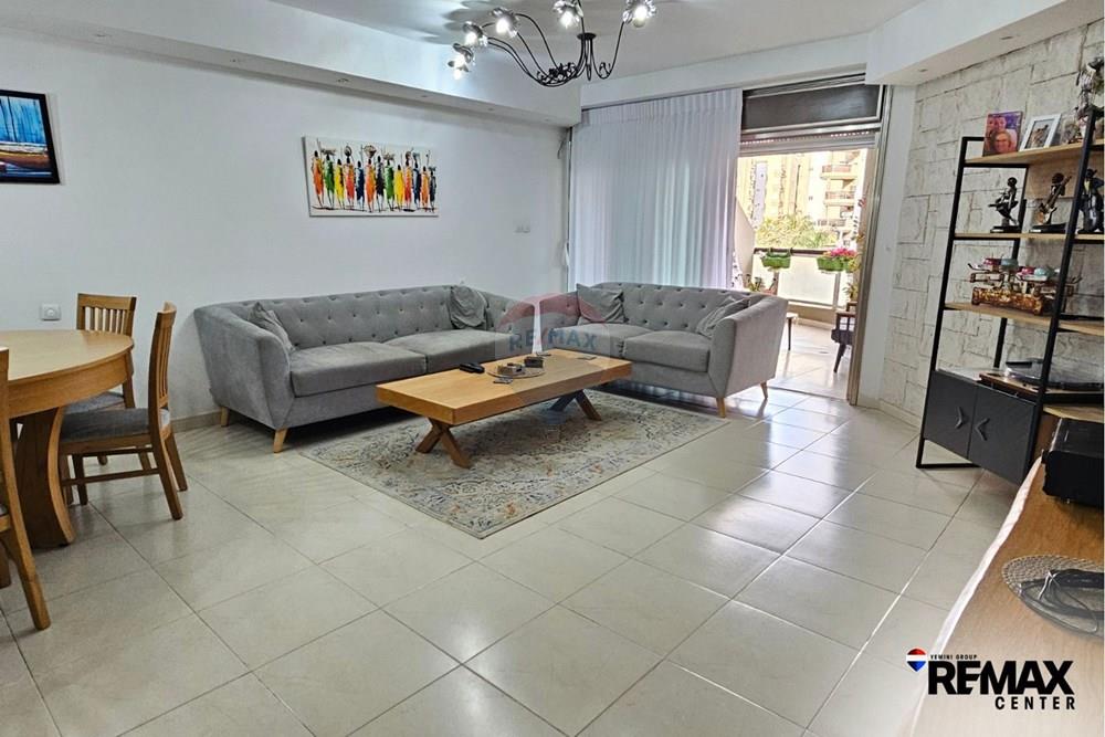 Apartment for Sale in Holon - Image 1