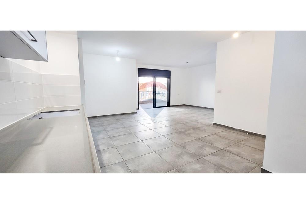 Apartment for Sale in גן יבנה - Image 3
