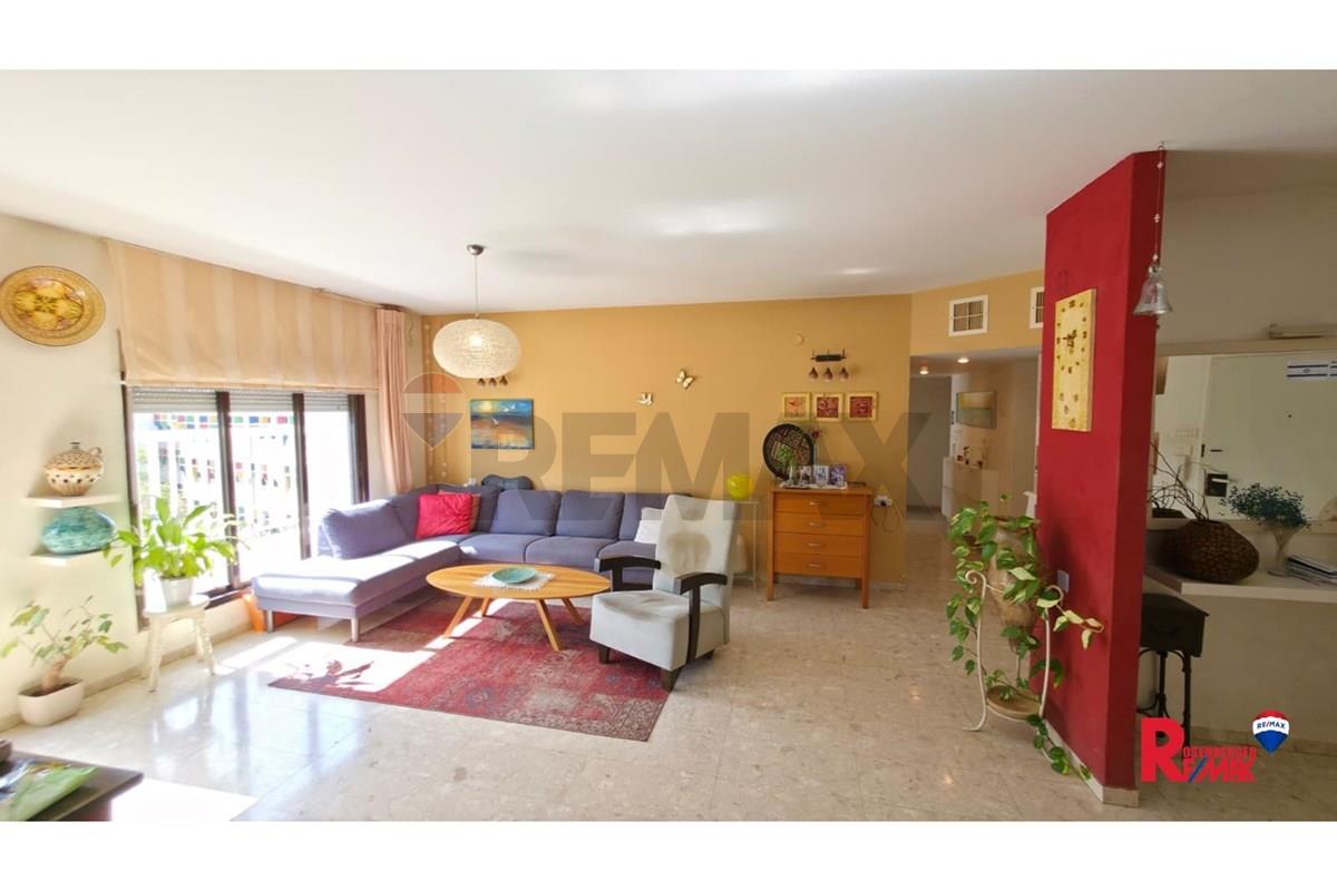 Apartment for Sale in Rishon LeZion - Image 1