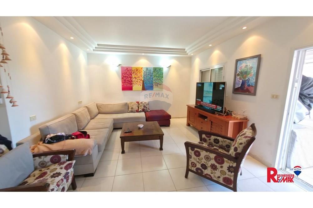 Apartment for Sale in אזור - Image 2