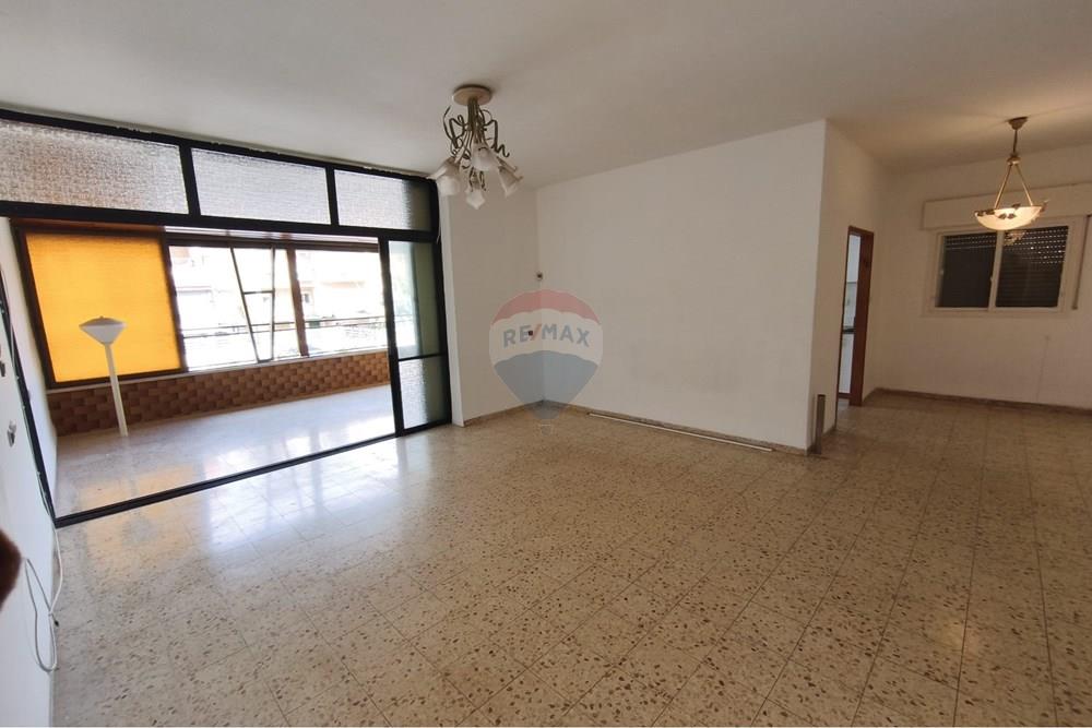 House for Sale in קרית מוצקין - Image 2