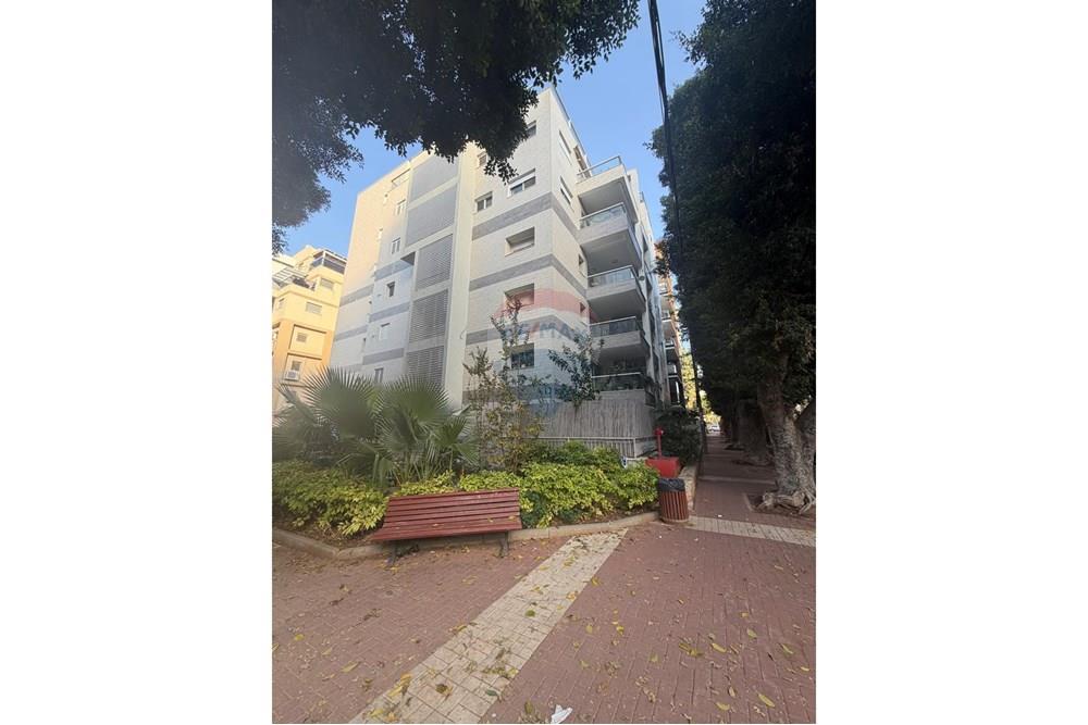 Apartment for Sale in Kfar Saba - Image 2