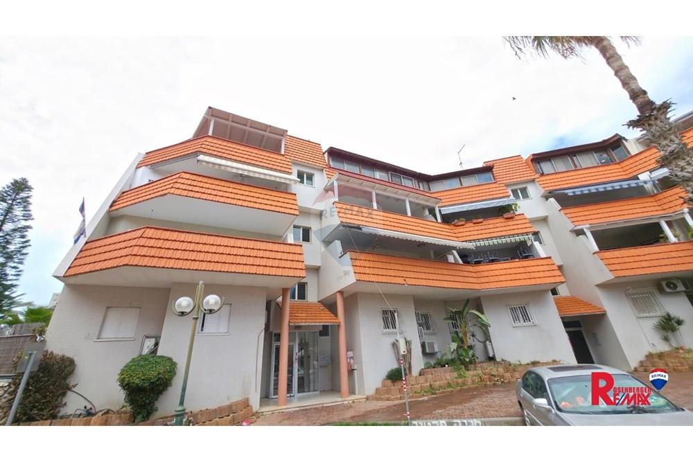 Apartment for Sale in אזור - Image 1