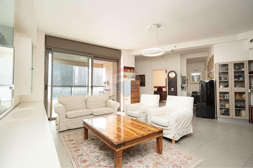 Apartment for Sale in Tel Aviv - Image 2