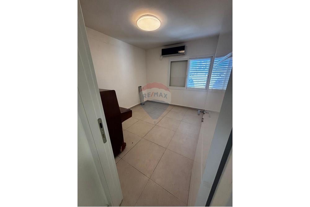Apartment for Sale in Kiryat Yam - Image 6
