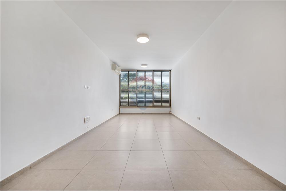 Apartment for Sale in קרית אונו - Image 2