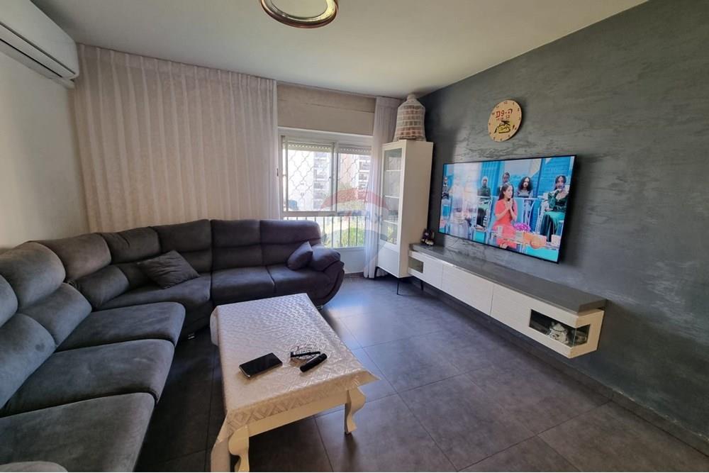 Apartment for Sale in קרית גת - Image 3