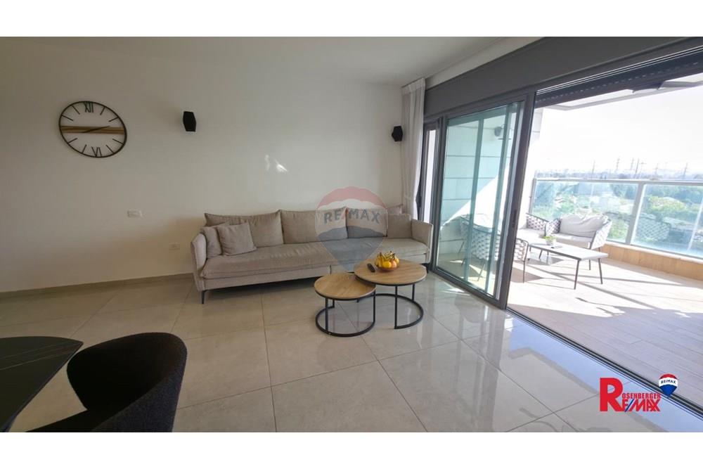 Apartment for Sale in אזור - Image 2