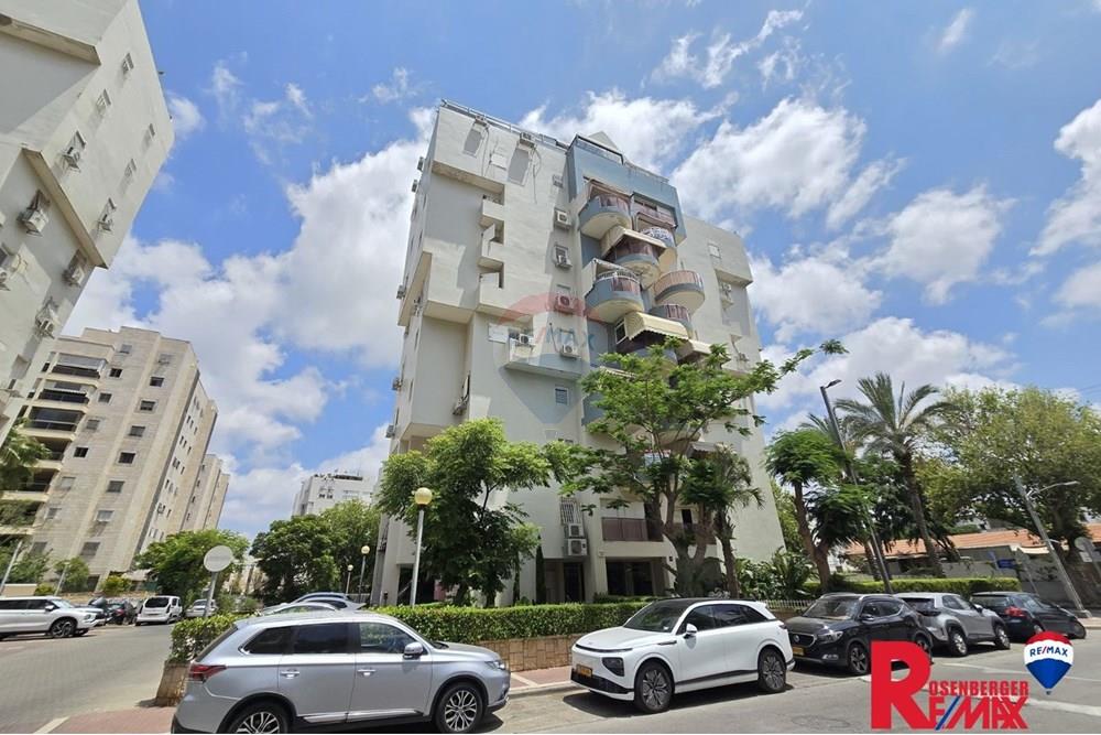 Apartment for Sale in Holon - Image 1