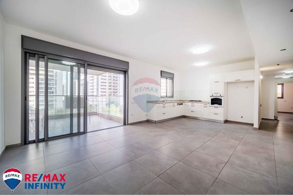 Apartment for Sale in ראש העין - Image 1