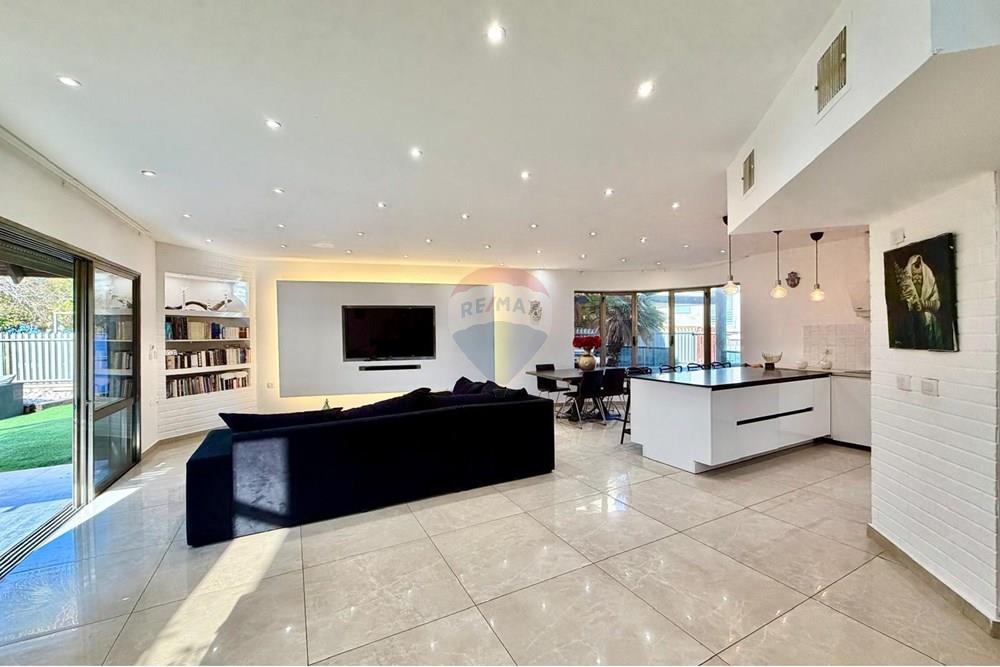 House for Sale in Netanya - Image 1
