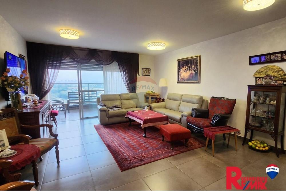 Apartment for Sale in Holon - Image 1