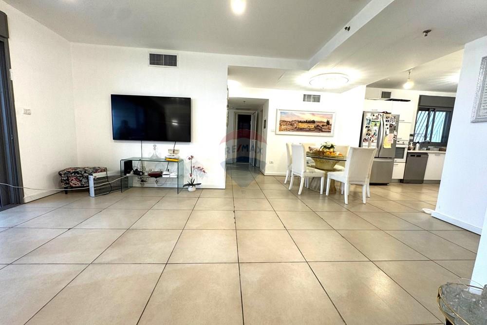 Apartment for Sale in Hod HaSharon - Image 5